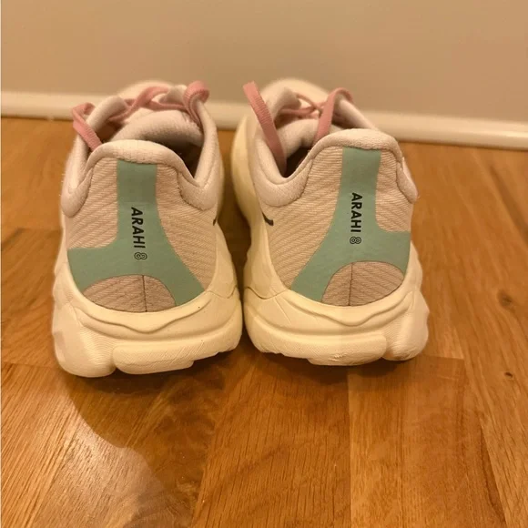 Hoka Women’s Arahi 8 Cream and Pink Athletic Sneakers - Picture 5 of 6